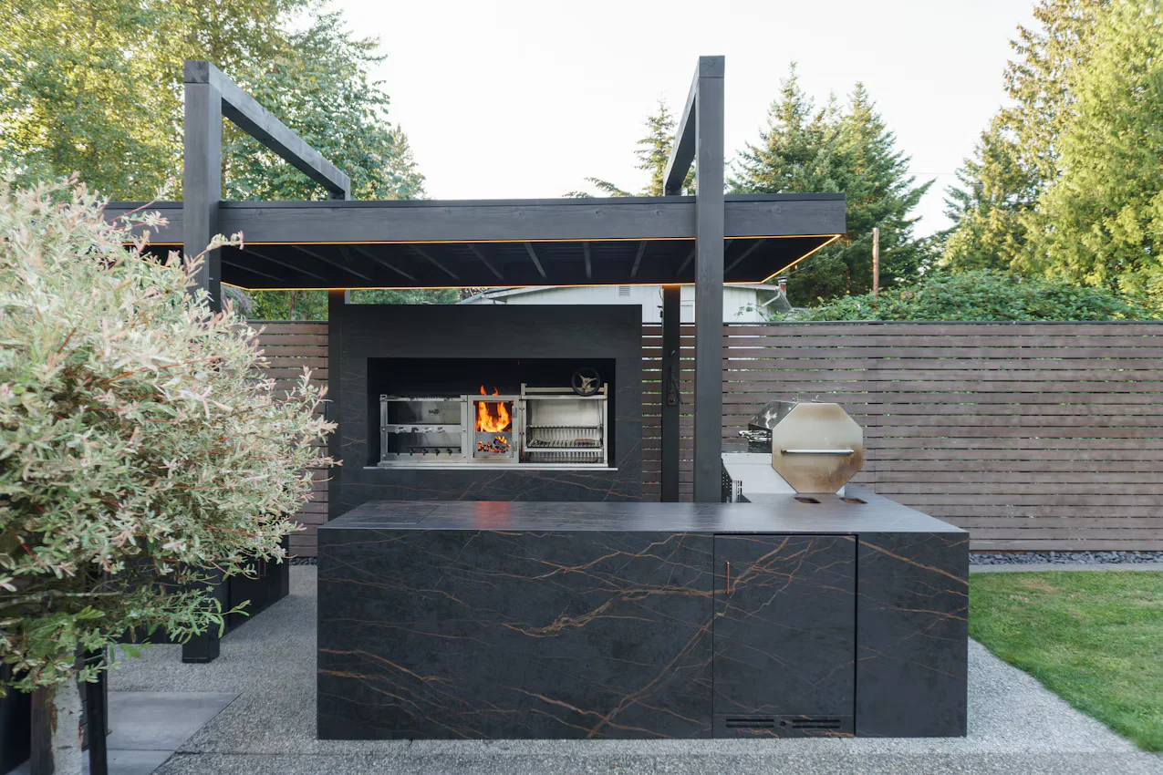 Outdoor kitchen and barbecue with a dark porcelain countertop